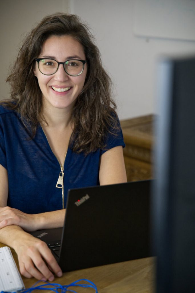Moderationscoach Martina Beils lachend vor Laptop